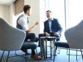 Mentorların Liderlik Yaklaşımı Mentorluk, yalnızca bilgi ve deneyim paylaşımından ibaret olmayan, aynı zamanda bireylerin gelişim süreçlerine yön veren önemli bir rehberlik mekanizması olarak öne çıkıyor. Özellikle girişimcilik, iş dünyası ve profesyonel kariyer alanlarında mentorların sergilediği liderlik yaklaşımı, mentorluk sürecinin başarısını doğrudan etkiliyor. Günümüzde başarılı mentorlar, sadece tavsiye veren kişiler olarak değil, aynı zamanda ilham kaynağı olan ve gelişimi destekleyen liderler olarak değerlendiriliyor. Konulu bir haber görseli.