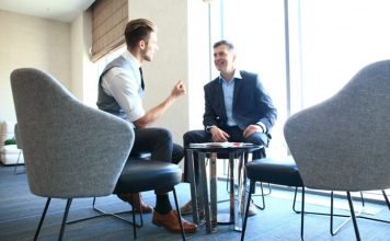 Mentorların Liderlik Yaklaşımı Mentorluk, yalnızca bilgi ve deneyim paylaşımından ibaret olmayan, aynı zamanda bireylerin gelişim süreçlerine yön veren önemli bir rehberlik mekanizması olarak öne çıkıyor. Özellikle girişimcilik, iş dünyası ve profesyonel kariyer alanlarında mentorların sergilediği liderlik yaklaşımı, mentorluk sürecinin başarısını doğrudan etkiliyor. Günümüzde başarılı mentorlar, sadece tavsiye veren kişiler olarak değil, aynı zamanda ilham kaynağı olan ve gelişimi destekleyen liderler olarak değerlendiriliyor. Konulu bir haber görseli.