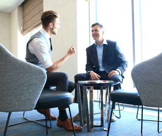 Mentorların Liderlik Yaklaşımı Mentorluk, yalnızca bilgi ve deneyim paylaşımından ibaret olmayan, aynı zamanda bireylerin gelişim süreçlerine yön veren önemli bir rehberlik mekanizması olarak öne çıkıyor. Özellikle girişimcilik, iş dünyası ve profesyonel kariyer alanlarında mentorların sergilediği liderlik yaklaşımı, mentorluk sürecinin başarısını doğrudan etkiliyor. Günümüzde başarılı mentorlar, sadece tavsiye veren kişiler olarak değil, aynı zamanda ilham kaynağı olan ve gelişimi destekleyen liderler olarak değerlendiriliyor. Konulu bir haber görseli.