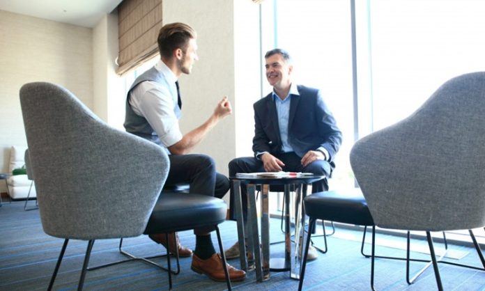 Mentorların Liderlik Yaklaşımı Mentorluk, yalnızca bilgi ve deneyim paylaşımından ibaret olmayan, aynı zamanda bireylerin gelişim süreçlerine yön veren önemli bir rehberlik mekanizması olarak öne çıkıyor. Özellikle girişimcilik, iş dünyası ve profesyonel kariyer alanlarında mentorların sergilediği liderlik yaklaşımı, mentorluk sürecinin başarısını doğrudan etkiliyor. Günümüzde başarılı mentorlar, sadece tavsiye veren kişiler olarak değil, aynı zamanda ilham kaynağı olan ve gelişimi destekleyen liderler olarak değerlendiriliyor. Konulu bir haber görseli.