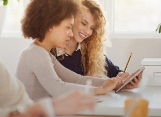 Mentorların Risk Yönetimindeki Katkısı İş dünyasında belirsizlikler, ekonomik dalgalanmalar ve hızla değişen piyasa koşulları şirketlerin karşı karşıya kaldığı en önemli zorluklar arasında yer alıyor. Günümüzde kurumlar yalnızca büyümeye odaklanmakla kalmıyor, aynı zamanda karşılaşabilecekleri tehditleri önceden öngörerek gerekli önlemleri almaya çalışıyor. Bu noktada risk yönetimi, sürdürülebilir başarı için kritik bir unsur olarak öne çıkıyor. Risklerin doğru analiz edilmesi ve etkili stratejiler geliştirilmesi sürecinde ise mentorların katkısı giderek daha fazla önem kazanıyor. Konulu bir haber görseli.
