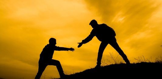 Mentorların Yatırımcı İlişkilerindeki Önemi Günümüz girişimcilik ekosisteminde yatırımcılarla doğru ilişki kurabilmek, bir fikrin başarılı bir şirkete dönüşmesindeki en kritik aşamalardan biri olarak görülüyor. Özellikle erken aşama girişimler için finansmana erişim, sürdürülebilir büyümenin temel koşullarından biri haline gelmiş durumda. Bu noktada mentorlar, girişimcilerin yatırımcılarla kurduğu ilişkilerde yönlendirici ve stratejik bir rol üstleniyor. Konulu bir haber görseli.