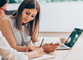 Mentorlarla Büyüme Stratejileri Rekabetin yoğunlaştığı günümüz iş dünyasında şirketlerin ve girişimlerin sürdürülebilir şekilde büyümesi, yalnızca iyi bir fikre ya da güçlü bir başlangıca bağlı değildir. Doğru zamanlama, doğru kaynak kullanımı ve stratejik yönlendirme bu sürecin temel belirleyicileri arasında yer alır. Bu noktada mentor desteği, büyüme süreçlerini daha öngörülebilir ve yönetilebilir hale getiren önemli bir unsur olarak öne çıkmaktadır. Konulu bir haber görseli.