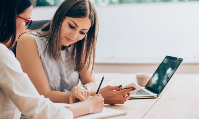 Mentorlarla Büyüme Stratejileri Rekabetin yoğunlaştığı günümüz iş dünyasında şirketlerin ve girişimlerin sürdürülebilir şekilde büyümesi, yalnızca iyi bir fikre ya da güçlü bir başlangıca bağlı değildir. Doğru zamanlama, doğru kaynak kullanımı ve stratejik yönlendirme bu sürecin temel belirleyicileri arasında yer alır. Bu noktada mentor desteği, büyüme süreçlerini daha öngörülebilir ve yönetilebilir hale getiren önemli bir unsur olarak öne çıkmaktadır. Konulu bir haber görseli.