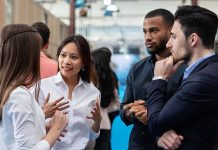 Mentorlarla Networking Nasıl Geliştirilir? İş dünyasında başarıya ulaşmanın yalnızca bilgi ve deneyimle sınırlı olmadığı artık çok daha net şekilde görülüyor. Günümüzde profesyonel çevre oluşturmak, doğru insanlarla bağlantı kurmak ve güçlü ilişkiler geliştirmek kariyer yolculuğunun önemli parçaları arasında yer alıyor. Bu noktada mentorlarla kurulan ilişkiler, bireylerin hem kişisel hem de profesyonel gelişimlerine önemli katkılar sağlıyor. Özellikle girişimciler, genç profesyoneller ve kariyerinde ilerlemek isteyen kişiler için networking faaliyetleri büyük önem taşıyor. Konulu bir haber görseli.