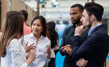 Mentorlarla Networking Nasıl Geliştirilir? İş dünyasında başarıya ulaşmanın yalnızca bilgi ve deneyimle sınırlı olmadığı artık çok daha net şekilde görülüyor. Günümüzde profesyonel çevre oluşturmak, doğru insanlarla bağlantı kurmak ve güçlü ilişkiler geliştirmek kariyer yolculuğunun önemli parçaları arasında yer alıyor. Bu noktada mentorlarla kurulan ilişkiler, bireylerin hem kişisel hem de profesyonel gelişimlerine önemli katkılar sağlıyor. Özellikle girişimciler, genç profesyoneller ve kariyerinde ilerlemek isteyen kişiler için networking faaliyetleri büyük önem taşıyor. Konulu bir haber görseli.