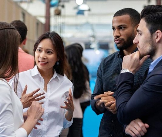 Mentorlarla Networking Nasıl Geliştirilir? İş dünyasında başarıya ulaşmanın yalnızca bilgi ve deneyimle sınırlı olmadığı artık çok daha net şekilde görülüyor. Günümüzde profesyonel çevre oluşturmak, doğru insanlarla bağlantı kurmak ve güçlü ilişkiler geliştirmek kariyer yolculuğunun önemli parçaları arasında yer alıyor. Bu noktada mentorlarla kurulan ilişkiler, bireylerin hem kişisel hem de profesyonel gelişimlerine önemli katkılar sağlıyor. Özellikle girişimciler, genç profesyoneller ve kariyerinde ilerlemek isteyen kişiler için networking faaliyetleri büyük önem taşıyor. Konulu bir haber görseli.