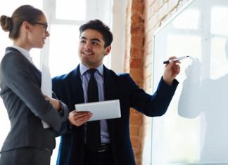 Mentorluk Programlarının Başarı Oranı Günümüz iş dünyasında, eğitim kurumlarında ve girişimcilik ekosisteminde yaygın olarak uygulanan mentorluk programları, bireylerin ve kurumların gelişim süreçlerinde önemli bir rol üstleniyor. Deneyimli kişilerin bilgi ve tecrübelerini daha az deneyimli bireylere aktarmasını sağlayan bu sistem, hem kariyer gelişimini destekliyor hem de profesyonel hedeflere ulaşma sürecini hızlandırıyor. Bu nedenle son yıllarda mentorluk programları birçok kurumun insan kaynağı stratejisinin ayrılmaz bir parçası haline gelmiş durumda. Konulu bir haber görseli.