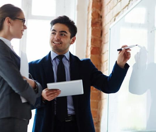 Günümüz iş dünyasında, eğitim kurumlarında ve girişimcilik ekosisteminde yaygın olarak uygulanan mentorluk programları, bireylerin ve kurumların gelişim süreçlerinde önemli bir rol üstleniyor. Deneyimli kişilerin bilgi ve tecrübelerini daha az deneyimli bireylere aktarmasını sağlayan bu sistem, hem kariyer gelişimini destekliyor hem de profesyonel hedeflere ulaşma sürecini hızlandırıyor. Bu nedenle son yıllarda mentorluk programları birçok kurumun insan kaynağı stratejisinin ayrılmaz bir parçası haline gelmiş durumda. Konulu bir haber görseli.