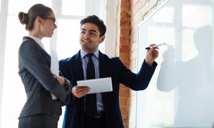 Mentorluk Programlarının Başarı Oranı Günümüz iş dünyasında, eğitim kurumlarında ve girişimcilik ekosisteminde yaygın olarak uygulanan mentorluk programları, bireylerin ve kurumların gelişim süreçlerinde önemli bir rol üstleniyor. Deneyimli kişilerin bilgi ve tecrübelerini daha az deneyimli bireylere aktarmasını sağlayan bu sistem, hem kariyer gelişimini destekliyor hem de profesyonel hedeflere ulaşma sürecini hızlandırıyor. Bu nedenle son yıllarda mentorluk programları birçok kurumun insan kaynağı stratejisinin ayrılmaz bir parçası haline gelmiş durumda. Konulu bir haber görseli.