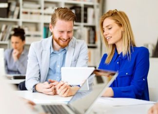 Mentorluk Programlarının Ekonomik Katkısı Günümüz iş dünyasında rekabetin artması, şirketlerin ve girişimcilerin yalnızca finansal kaynaklara değil aynı zamanda bilgi ve deneyime de ihtiyaç duymasına neden oluyor. Bu noktada mentorluk programları, bireylerin ve kurumların gelişimini destekleyen önemli araçlardan biri olarak öne çıkıyor. Deneyimli profesyonellerin bilgi birikimlerini aktardığı bu programlar, yalnızca kariyer gelişimine katkı sunmakla kalmıyor, aynı zamanda ekonomik açıdan da önemli faydalar sağlıyor. Bu nedenle son yıllarda mentorluk programları, kamu kurumlarından özel sektöre kadar geniş bir alanda yaygınlaşmaya devam ediyor. Konulu bir haber görseli.
