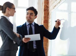 Mentorluk ve İnovasyon İlişkisi Günümüz iş dünyasında rekabet avantajı elde etmek isteyen şirketler için inovasyon artık bir tercih değil, zorunluluk haline gelmiş durumda. Teknolojik gelişmelerin hızlanması, tüketici beklentilerinin değişmesi ve küresel rekabetin artması, işletmeleri sürekli olarak yenilik üretmeye yönlendiriyor. Ancak inovasyon yalnızca yeni fikirler geliştirmekten ibaret değil; bu fikirlerin uygulanabilir, sürdürülebilir ve değer yaratan çözümlere dönüştürülmesini de kapsıyor. Bu noktada mentorluk süreçleri, inovasyon kültürünün oluşmasında ve gelişmesinde kritik bir rol üstleniyor. Konulu bir haber görseli.