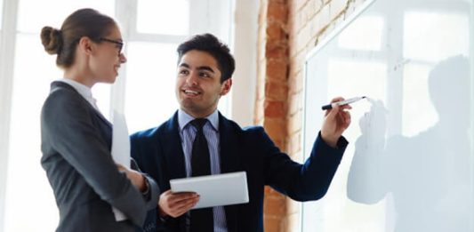 Mentorluk ve İnovasyon İlişkisi Günümüz iş dünyasında rekabet avantajı elde etmek isteyen şirketler için inovasyon artık bir tercih değil, zorunluluk haline gelmiş durumda. Teknolojik gelişmelerin hızlanması, tüketici beklentilerinin değişmesi ve küresel rekabetin artması, işletmeleri sürekli olarak yenilik üretmeye yönlendiriyor. Ancak inovasyon yalnızca yeni fikirler geliştirmekten ibaret değil; bu fikirlerin uygulanabilir, sürdürülebilir ve değer yaratan çözümlere dönüştürülmesini de kapsıyor. Bu noktada mentorluk süreçleri, inovasyon kültürünün oluşmasında ve gelişmesinde kritik bir rol üstleniyor. Konulu bir haber görseli.