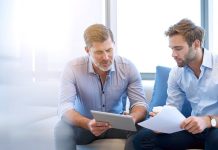 Mentorluk ve Koçluk Arasındaki Farklar Günümüzde kişisel ve profesyonel gelişim süreçlerinde sıkça karşılaşılan kavramlardan olan Mentorluk ve Koçluk, birçok kişi tarafından benzer görülse de uygulama biçimleri ve amaçları bakımından önemli farklılıklar taşıyor. Kariyer planlaması, liderlik gelişimi ve girişimcilik gibi alanlarda kullanılan bu iki yöntem, bireylerin hedeflerine ulaşmalarını desteklese de izledikleri yol ve sağladıkları katkılar birbirinden ayrılıyor. Konulu bir haber görseli.