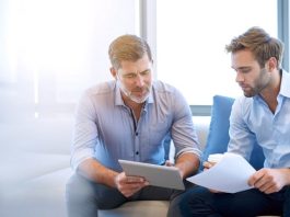 Mentorluk ve Koçluk Arasındaki Farklar Günümüzde kişisel ve profesyonel gelişim süreçlerinde sıkça karşılaşılan kavramlardan olan Mentorluk ve Koçluk, birçok kişi tarafından benzer görülse de uygulama biçimleri ve amaçları bakımından önemli farklılıklar taşıyor. Kariyer planlaması, liderlik gelişimi ve girişimcilik gibi alanlarda kullanılan bu iki yöntem, bireylerin hedeflerine ulaşmalarını desteklese de izledikleri yol ve sağladıkları katkılar birbirinden ayrılıyor. Konulu bir haber görseli.