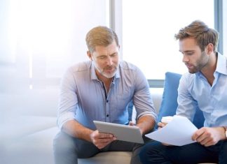 Mentorluk ve Koçluk Arasındaki Farklar Günümüzde kişisel ve profesyonel gelişim süreçlerinde sıkça karşılaşılan kavramlardan olan Mentorluk ve Koçluk, birçok kişi tarafından benzer görülse de uygulama biçimleri ve amaçları bakımından önemli farklılıklar taşıyor. Kariyer planlaması, liderlik gelişimi ve girişimcilik gibi alanlarda kullanılan bu iki yöntem, bireylerin hedeflerine ulaşmalarını desteklese de izledikleri yol ve sağladıkları katkılar birbirinden ayrılıyor. Konulu bir haber görseli.