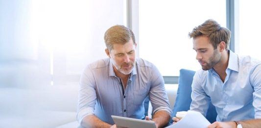 Mentorluk ve Koçluk Arasındaki Farklar Günümüzde kişisel ve profesyonel gelişim süreçlerinde sıkça karşılaşılan kavramlardan olan Mentorluk ve Koçluk, birçok kişi tarafından benzer görülse de uygulama biçimleri ve amaçları bakımından önemli farklılıklar taşıyor. Kariyer planlaması, liderlik gelişimi ve girişimcilik gibi alanlarda kullanılan bu iki yöntem, bireylerin hedeflerine ulaşmalarını desteklese de izledikleri yol ve sağladıkları katkılar birbirinden ayrılıyor. Konulu bir haber görseli.