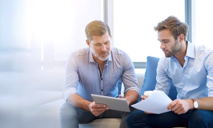 Mentorluk ve Koçluk Arasındaki Farklar Günümüzde kişisel ve profesyonel gelişim süreçlerinde sıkça karşılaşılan kavramlardan olan Mentorluk ve Koçluk, birçok kişi tarafından benzer görülse de uygulama biçimleri ve amaçları bakımından önemli farklılıklar taşıyor. Kariyer planlaması, liderlik gelişimi ve girişimcilik gibi alanlarda kullanılan bu iki yöntem, bireylerin hedeflerine ulaşmalarını desteklese de izledikleri yol ve sağladıkları katkılar birbirinden ayrılıyor. Konulu bir haber görseli.