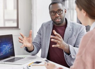 Mentorluk ve Kurumsallaşma İş dünyasında sürdürülebilir başarı elde etmek isteyen işletmeler için kurumsallaşma önemli bir hedef olarak öne çıkıyor. Şirketlerin belirli sistemler çerçevesinde faaliyet göstermesi, karar alma süreçlerinin kişilere bağlı kalmadan ilerlemesi ve uzun vadeli büyüme stratejilerinin oluşturulması kurumsallaşmanın temel unsurları arasında yer alıyor. Bu süreçte mentorluk, şirketlerin daha bilinçli adımlar atmasına yardımcı olan önemli bir destek mekanizması olarak dikkat çekiyor. Konulu bir haber görseli.