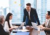 Mentorlukta Başarı İçin Altın Kurallar Günümüz iş dünyasında ve kişisel gelişim süreçlerinde mentorluk, bilgi ve deneyim paylaşımının en etkili yöntemlerinden biri olarak kabul ediliyor. Kariyer planlamasından girişimciliğe, liderlik gelişiminden profesyonel becerilerin artırılmasına kadar birçok alanda uygulanan mentorluk programları, bireylerin hedeflerine daha bilinçli şekilde ulaşmalarına yardımcı oluyor. Ancak her mentorluk süreci aynı başarı seviyesine ulaşamıyor. Sürecin verimli ilerleyebilmesi için hem mentorların hem de danışanların dikkat etmesi gereken bazı temel kurallar bulunuyor. Konulu bir haber görseli.