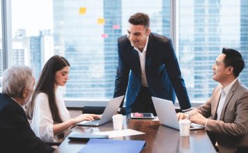 Mentorlukta Başarı İçin Altın Kurallar Günümüz iş dünyasında ve kişisel gelişim süreçlerinde mentorluk, bilgi ve deneyim paylaşımının en etkili yöntemlerinden biri olarak kabul ediliyor. Kariyer planlamasından girişimciliğe, liderlik gelişiminden profesyonel becerilerin artırılmasına kadar birçok alanda uygulanan mentorluk programları, bireylerin hedeflerine daha bilinçli şekilde ulaşmalarına yardımcı oluyor. Ancak her mentorluk süreci aynı başarı seviyesine ulaşamıyor. Sürecin verimli ilerleyebilmesi için hem mentorların hem de danışanların dikkat etmesi gereken bazı temel kurallar bulunuyor. Konulu bir haber görseli.
