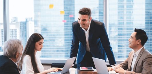 Mentorlukta Başarı İçin Altın Kurallar Günümüz iş dünyasında ve kişisel gelişim süreçlerinde mentorluk, bilgi ve deneyim paylaşımının en etkili yöntemlerinden biri olarak kabul ediliyor. Kariyer planlamasından girişimciliğe, liderlik gelişiminden profesyonel becerilerin artırılmasına kadar birçok alanda uygulanan mentorluk programları, bireylerin hedeflerine daha bilinçli şekilde ulaşmalarına yardımcı oluyor. Ancak her mentorluk süreci aynı başarı seviyesine ulaşamıyor. Sürecin verimli ilerleyebilmesi için hem mentorların hem de danışanların dikkat etmesi gereken bazı temel kurallar bulunuyor. Konulu bir haber görseli.