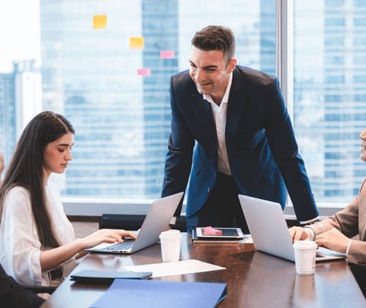 Günümüz iş dünyasında ve kişisel gelişim süreçlerinde mentorluk, bilgi ve deneyim paylaşımının en etkili yöntemlerinden biri olarak kabul ediliyor. Kariyer planlamasından girişimciliğe, liderlik gelişiminden profesyonel becerilerin artırılmasına kadar birçok alanda uygulanan mentorluk programları, bireylerin hedeflerine daha bilinçli şekilde ulaşmalarına yardımcı oluyor. Ancak her mentorluk süreci aynı başarı seviyesine ulaşamıyor. Sürecin verimli ilerleyebilmesi için hem mentorların hem de danışanların dikkat etmesi gereken bazı temel kurallar bulunuyor. Konulu bir haber görseli.