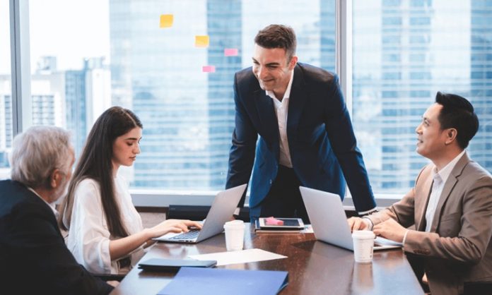 Mentorlukta Başarı İçin Altın Kurallar Günümüz iş dünyasında ve kişisel gelişim süreçlerinde mentorluk, bilgi ve deneyim paylaşımının en etkili yöntemlerinden biri olarak kabul ediliyor. Kariyer planlamasından girişimciliğe, liderlik gelişiminden profesyonel becerilerin artırılmasına kadar birçok alanda uygulanan mentorluk programları, bireylerin hedeflerine daha bilinçli şekilde ulaşmalarına yardımcı oluyor. Ancak her mentorluk süreci aynı başarı seviyesine ulaşamıyor. Sürecin verimli ilerleyebilmesi için hem mentorların hem de danışanların dikkat etmesi gereken bazı temel kurallar bulunuyor. Konulu bir haber görseli.