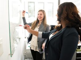Mentorlukta Başarı ve Başarısızlık Analizi Günümüzde bireysel ve kurumsal gelişimin önemli araçlarından biri olarak kabul edilen mentorluk, bilgi ve deneyimin sistemli bir şekilde aktarılmasını sağlayan etkili bir süreç olarak öne çıkıyor. Kariyer planlamasından girişimciliğe, liderlik gelişiminden kişisel gelişime kadar pek çok alanda kullanılan mentorluk uygulamaları, bireylerin hedeflerine daha hızlı ulaşmalarına katkı sunuyor. Ancak her mentorluk süreci aynı sonucu vermiyor. Bazı programlar yüksek düzeyde başarı sağlarken bazıları beklenen etkiyi oluşturamıyor. Bu nedenle mentorlukta başarı ve başarısızlık analizi, hem mentorlar hem de danışanlar açısından önemli bir konu olarak değerlendiriliyor. Konulu bir haber görseli.