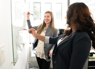 Mentorlukta Başarı ve Başarısızlık Analizi Günümüzde bireysel ve kurumsal gelişimin önemli araçlarından biri olarak kabul edilen mentorluk, bilgi ve deneyimin sistemli bir şekilde aktarılmasını sağlayan etkili bir süreç olarak öne çıkıyor. Kariyer planlamasından girişimciliğe, liderlik gelişiminden kişisel gelişime kadar pek çok alanda kullanılan mentorluk uygulamaları, bireylerin hedeflerine daha hızlı ulaşmalarına katkı sunuyor. Ancak her mentorluk süreci aynı sonucu vermiyor. Bazı programlar yüksek düzeyde başarı sağlarken bazıları beklenen etkiyi oluşturamıyor. Bu nedenle mentorlukta başarı ve başarısızlık analizi, hem mentorlar hem de danışanlar açısından önemli bir konu olarak değerlendiriliyor. Konulu bir haber görseli.