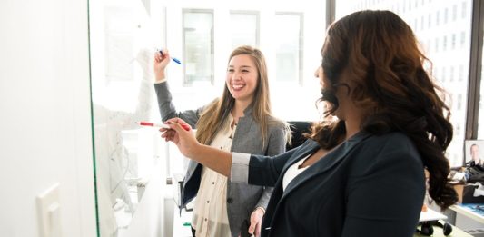 Mentorlukta Başarı ve Başarısızlık Analizi Günümüzde bireysel ve kurumsal gelişimin önemli araçlarından biri olarak kabul edilen mentorluk, bilgi ve deneyimin sistemli bir şekilde aktarılmasını sağlayan etkili bir süreç olarak öne çıkıyor. Kariyer planlamasından girişimciliğe, liderlik gelişiminden kişisel gelişime kadar pek çok alanda kullanılan mentorluk uygulamaları, bireylerin hedeflerine daha hızlı ulaşmalarına katkı sunuyor. Ancak her mentorluk süreci aynı sonucu vermiyor. Bazı programlar yüksek düzeyde başarı sağlarken bazıları beklenen etkiyi oluşturamıyor. Bu nedenle mentorlukta başarı ve başarısızlık analizi, hem mentorlar hem de danışanlar açısından önemli bir konu olarak değerlendiriliyor. Konulu bir haber görseli.