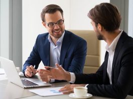 Mentorlukta Başarıyı Ölçmek Mentorluk programları, bireylerin ve kurumların gelişim süreçlerinde giderek daha stratejik bir rol üstleniyor. Ancak bu programların gerçekten ne kadar etkili olduğunu anlamak, yalnızca katılım sayıları veya yüzeysel geri bildirimlerle mümkün olmuyor. Bu noktada başarı ölçümü, mentorluk süreçlerinin değerini ortaya koyan en kritik unsurlardan biri haline geliyor. Konulu bir haber görseli.