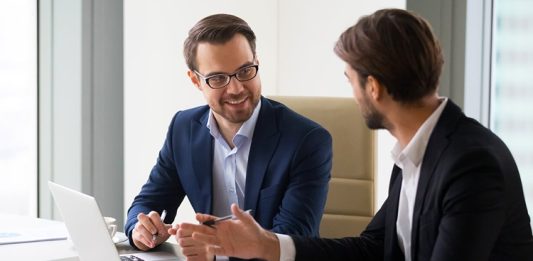 Mentorlukta Başarıyı Ölçmek Mentorluk programları, bireylerin ve kurumların gelişim süreçlerinde giderek daha stratejik bir rol üstleniyor. Ancak bu programların gerçekten ne kadar etkili olduğunu anlamak, yalnızca katılım sayıları veya yüzeysel geri bildirimlerle mümkün olmuyor. Bu noktada başarı ölçümü, mentorluk süreçlerinin değerini ortaya koyan en kritik unsurlardan biri haline geliyor. Konulu bir haber görseli.
