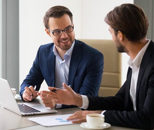 Mentorlukta Başarıyı Ölçmek Mentorluk programları, bireylerin ve kurumların gelişim süreçlerinde giderek daha stratejik bir rol üstleniyor. Ancak bu programların gerçekten ne kadar etkili olduğunu anlamak, yalnızca katılım sayıları veya yüzeysel geri bildirimlerle mümkün olmuyor. Bu noktada başarı ölçümü, mentorluk süreçlerinin değerini ortaya koyan en kritik unsurlardan biri haline geliyor. Konulu bir haber görseli.