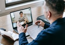 Mentorlukta Dijital Dönüşüm Dijitalleşme, iş dünyasından eğitime kadar birçok alanda köklü değişimlere yol açarken mentorluk süreçlerini de yeniden şekillendiriyor. Geleneksel yüz yüze görüşmelerle yürütülen mentorluk ilişkileri, teknolojinin sunduğu imkanlar sayesinde artık çok daha erişilebilir ve esnek hale geliyor. Özellikle son yıllarda gelişen çevrim içi iletişim araçları, mentor ve menteelerin farklı şehirlerde hatta farklı ülkelerde olsalar bile etkili bir şekilde bir araya gelmesini mümkün kılıyor. Konulu bir haber görseli.