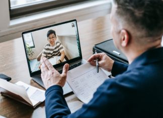 Mentorlukta Dijital Dönüşüm Dijitalleşme, iş dünyasından eğitime kadar birçok alanda köklü değişimlere yol açarken mentorluk süreçlerini de yeniden şekillendiriyor. Geleneksel yüz yüze görüşmelerle yürütülen mentorluk ilişkileri, teknolojinin sunduğu imkanlar sayesinde artık çok daha erişilebilir ve esnek hale geliyor. Özellikle son yıllarda gelişen çevrim içi iletişim araçları, mentor ve menteelerin farklı şehirlerde hatta farklı ülkelerde olsalar bile etkili bir şekilde bir araya gelmesini mümkün kılıyor. Konulu bir haber görseli.