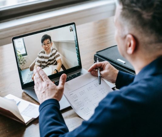 Dijitalleşme, iş dünyasından eğitime kadar birçok alanda köklü değişimlere yol açarken mentorluk süreçlerini de yeniden şekillendiriyor. Geleneksel yüz yüze görüşmelerle yürütülen mentorluk ilişkileri, teknolojinin sunduğu imkanlar sayesinde artık çok daha erişilebilir ve esnek hale geliyor. Özellikle son yıllarda gelişen çevrim içi iletişim araçları, mentor ve menteelerin farklı şehirlerde hatta farklı ülkelerde olsalar bile etkili bir şekilde bir araya gelmesini mümkün kılıyor. Konulu bir haber görseli.