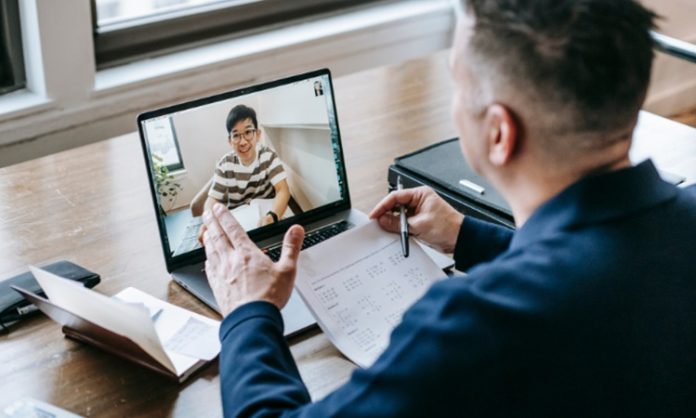 Mentorlukta Dijital Dönüşüm Dijitalleşme, iş dünyasından eğitime kadar birçok alanda köklü değişimlere yol açarken mentorluk süreçlerini de yeniden şekillendiriyor. Geleneksel yüz yüze görüşmelerle yürütülen mentorluk ilişkileri, teknolojinin sunduğu imkanlar sayesinde artık çok daha erişilebilir ve esnek hale geliyor. Özellikle son yıllarda gelişen çevrim içi iletişim araçları, mentor ve menteelerin farklı şehirlerde hatta farklı ülkelerde olsalar bile etkili bir şekilde bir araya gelmesini mümkün kılıyor. Konulu bir haber görseli.