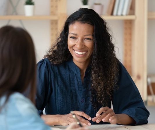 Mentorlukta Etik Kurallar Günümüzde mentorluk uygulamaları eğitimden iş dünyasına, girişimcilikten kişisel gelişime kadar pek çok alanda yaygın olarak kullanılıyor. Deneyimli bireylerin bilgi ve tecrübelerini daha az deneyime sahip kişilere aktarması olarak tanımlanan mentorluk, bireylerin gelişim süreçlerine önemli katkılar sunuyor. Ancak bu ilişkinin sağlıklı ve verimli şekilde ilerleyebilmesi için belirli etik ilkelerin gözetilmesi gerekiyor. Konulu bir haber görseli.
