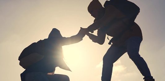 Mentorlukta Güven Unsuru Mentorluk süreçlerinin başarısını belirleyen en önemli faktörlerden biri güven ilişkisidir. Bir mentor ile mentee arasında kurulan güçlü iletişim, bilgi paylaşımının verimli olmasını sağlarken aynı zamanda kişisel ve profesyonel gelişimi de hızlandırır. Uzmanlara göre sağlam bir güven ortamı oluşturulmadan yürütülen mentorluk çalışmalarında beklenen sonuçlara ulaşmak oldukça zorlaşmaktadır. Konulu bir haber görseli.