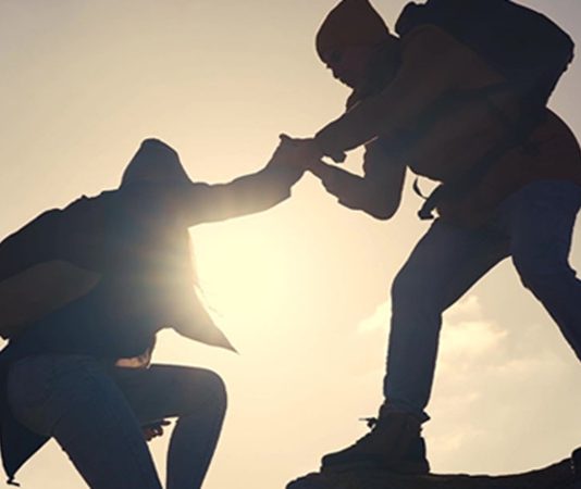 Mentorlukta Güven Unsuru Mentorluk süreçlerinin başarısını belirleyen en önemli faktörlerden biri güven ilişkisidir. Bir mentor ile mentee arasında kurulan güçlü iletişim, bilgi paylaşımının verimli olmasını sağlarken aynı zamanda kişisel ve profesyonel gelişimi de hızlandırır. Uzmanlara göre sağlam bir güven ortamı oluşturulmadan yürütülen mentorluk çalışmalarında beklenen sonuçlara ulaşmak oldukça zorlaşmaktadır. Konulu bir haber görseli.