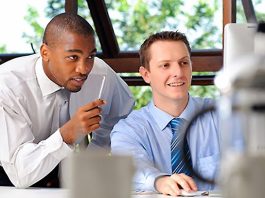 Mentorlukta İletişimin Gücü Mentorluk süreçlerinin başarısında en önemli unsurlardan biri etkili iletişimdir. Bir mentor ile mentee arasında kurulan sağlıklı iletişim, bilgi aktarımının ötesine geçerek güven, gelişim ve uzun vadeli iş birliği ortamı oluşturur. Günümüzde gerek kariyer planlamasında gerekse girişimcilik ve kişisel gelişim alanlarında mentorluk programlarının yaygınlaşması, iletişim becerilerinin önemini daha da artırmaktadır. Konulu bir haber görseli.