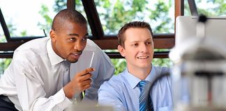 Mentorlukta İletişimin Gücü Mentorluk süreçlerinin başarısında en önemli unsurlardan biri etkili iletişimdir. Bir mentor ile mentee arasında kurulan sağlıklı iletişim, bilgi aktarımının ötesine geçerek güven, gelişim ve uzun vadeli iş birliği ortamı oluşturur. Günümüzde gerek kariyer planlamasında gerekse girişimcilik ve kişisel gelişim alanlarında mentorluk programlarının yaygınlaşması, iletişim becerilerinin önemini daha da artırmaktadır. Konulu bir haber görseli.
