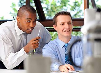 Mentorluk süreçlerinin başarısında en önemli unsurlardan biri etkili iletişimdir. Bir mentor ile mentee arasında kurulan sağlıklı iletişim, bilgi aktarımının ötesine geçerek güven, gelişim ve uzun vadeli iş birliği ortamı oluşturur. Günümüzde gerek kariyer planlamasında gerekse girişimcilik ve kişisel gelişim alanlarında mentorluk programlarının yaygınlaşması, iletişim becerilerinin önemini daha da artırmaktadır. Konulu bir haber görseli.