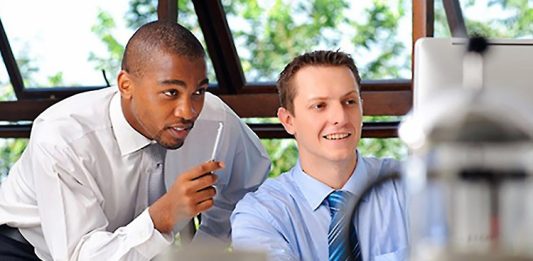 Mentorlukta İletişimin Gücü Mentorluk süreçlerinin başarısında en önemli unsurlardan biri etkili iletişimdir. Bir mentor ile mentee arasında kurulan sağlıklı iletişim, bilgi aktarımının ötesine geçerek güven, gelişim ve uzun vadeli iş birliği ortamı oluşturur. Günümüzde gerek kariyer planlamasında gerekse girişimcilik ve kişisel gelişim alanlarında mentorluk programlarının yaygınlaşması, iletişim becerilerinin önemini daha da artırmaktadır. Konulu bir haber görseli.