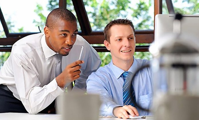Mentorlukta İletişimin Gücü Mentorluk süreçlerinin başarısında en önemli unsurlardan biri etkili iletişimdir. Bir mentor ile mentee arasında kurulan sağlıklı iletişim, bilgi aktarımının ötesine geçerek güven, gelişim ve uzun vadeli iş birliği ortamı oluşturur. Günümüzde gerek kariyer planlamasında gerekse girişimcilik ve kişisel gelişim alanlarında mentorluk programlarının yaygınlaşması, iletişim becerilerinin önemini daha da artırmaktadır. Konulu bir haber görseli.