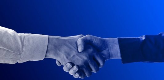 Günümüzde bireylerin kariyerlerinde ve özel yaşamlarında daha başarılı olabilmeleri için sürekli öğrenmeye ve gelişime açık olmaları büyük önem taşıyor. Değişen iş dünyası, artan rekabet koşulları ve teknolojik dönüşüm, insanların yalnızca mesleki bilgiye değil aynı zamanda güçlü kişisel becerilere de sahip olmasını gerektiriyor. Bu noktada mentorluk, bireylerin potansiyellerini ortaya çıkarmalarına yardımcı olan önemli bir gelişim aracı olarak öne çıkıyor. Konulu bir haber görseli.