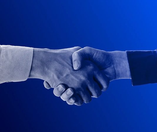 Günümüzde bireylerin kariyerlerinde ve özel yaşamlarında daha başarılı olabilmeleri için sürekli öğrenmeye ve gelişime açık olmaları büyük önem taşıyor. Değişen iş dünyası, artan rekabet koşulları ve teknolojik dönüşüm, insanların yalnızca mesleki bilgiye değil aynı zamanda güçlü kişisel becerilere de sahip olmasını gerektiriyor. Bu noktada mentorluk, bireylerin potansiyellerini ortaya çıkarmalarına yardımcı olan önemli bir gelişim aracı olarak öne çıkıyor. Konulu bir haber görseli.