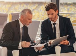 Mentorlukta Ölçülebilir Başarı Kriterleri Mentorluk süreçlerinin giderek daha kurumsal ve veri odaklı hale gelmesiyle birlikte, başarıyı sadece “iyi hissetmek” ya da “deneyim kazanmak” üzerinden değerlendirme dönemi büyük ölçüde geride kalıyor. Günümüzde hem girişimcilik ekosisteminde hem de kurumsal yapılarda mentorluk ilişkileri, belirli metrikler ve somut göstergeler üzerinden takip ediliyor. Bu yaklaşım, hem mentor hem de mentee açısından sürecin daha şeffaf ve verimli ilerlemesini sağlıyor. Özellikle startup dünyasında, yatırımcıların da sürece dahil olmasıyla birlikte ölçülebilir başarı kriterleri giderek daha kritik bir rol üstleniyor. Konulu bir haber görseli.