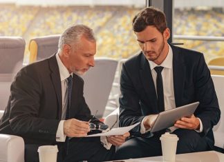 Mentorlukta Ölçülebilir Başarı Kriterleri Mentorluk süreçlerinin giderek daha kurumsal ve veri odaklı hale gelmesiyle birlikte, başarıyı sadece “iyi hissetmek” ya da “deneyim kazanmak” üzerinden değerlendirme dönemi büyük ölçüde geride kalıyor. Günümüzde hem girişimcilik ekosisteminde hem de kurumsal yapılarda mentorluk ilişkileri, belirli metrikler ve somut göstergeler üzerinden takip ediliyor. Bu yaklaşım, hem mentor hem de mentee açısından sürecin daha şeffaf ve verimli ilerlemesini sağlıyor. Özellikle startup dünyasında, yatırımcıların da sürece dahil olmasıyla birlikte ölçülebilir başarı kriterleri giderek daha kritik bir rol üstleniyor. Konulu bir haber görseli.